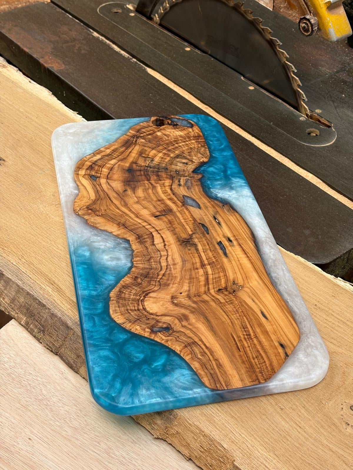 Ocean Tide Live-Edge Olive Wood & Resin Board — 50x25cm