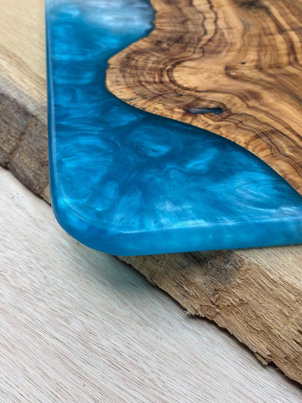 Ocean Tide Live-Edge Olive Wood & Resin Board — 50x25cm